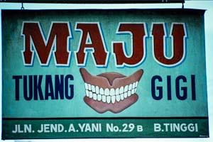 Hier ist er, der Tukang Gigi, der Zahnarzt